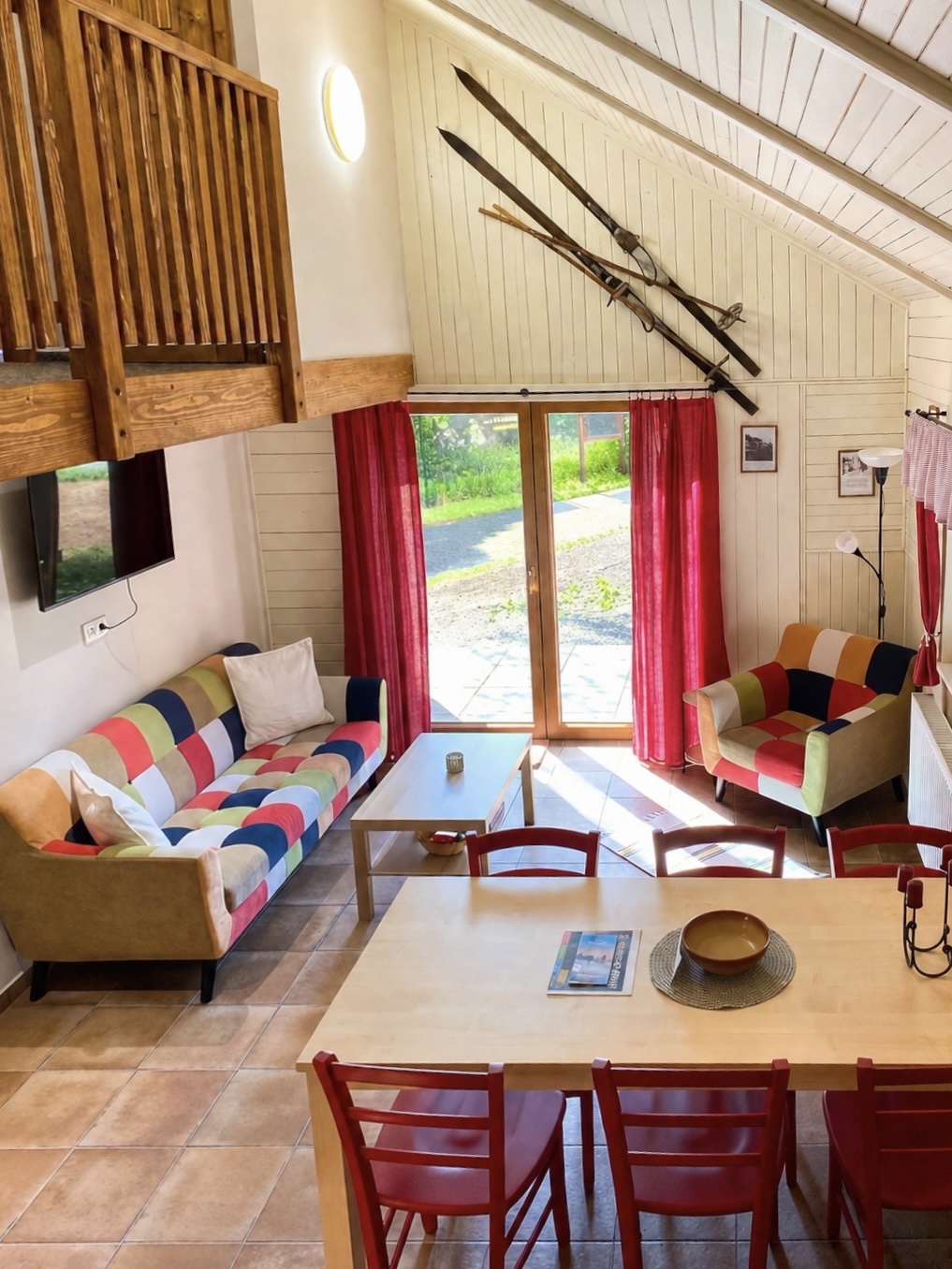 Apartmán Babetka — jídelní prostor s velkým stolem